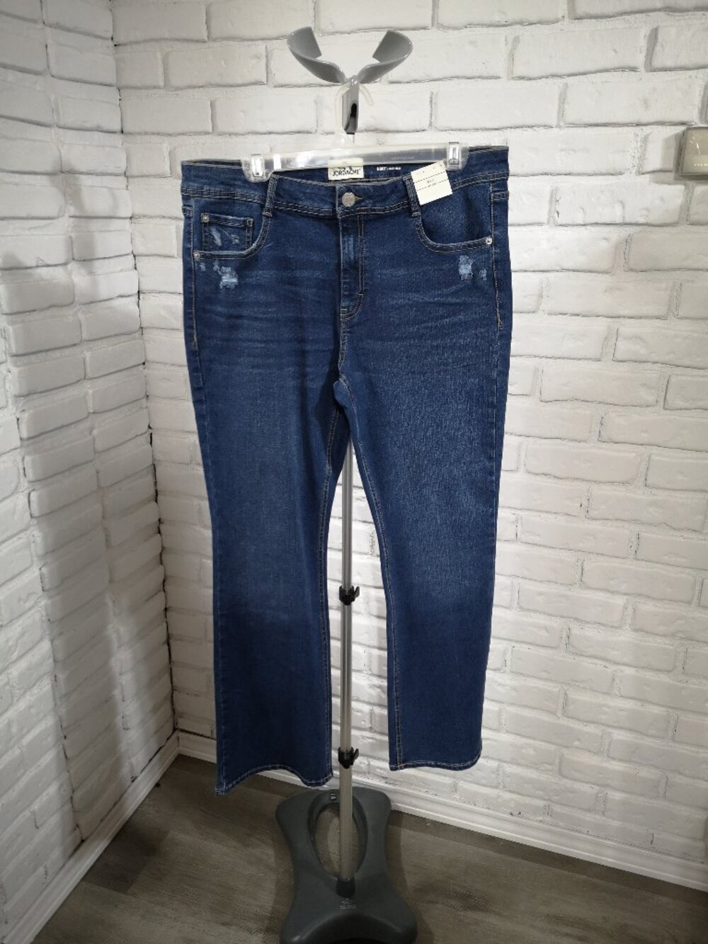 NWT Jordache Woman's 14 Medium Wash Boot Cut Mid Rise Jeans w/ Light Distressing